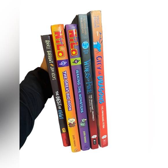 Graphic Novel Bundle incl.  Wings of Fire, HiLo, City of Dragons, Best of Iggy - Picture 4 of 10